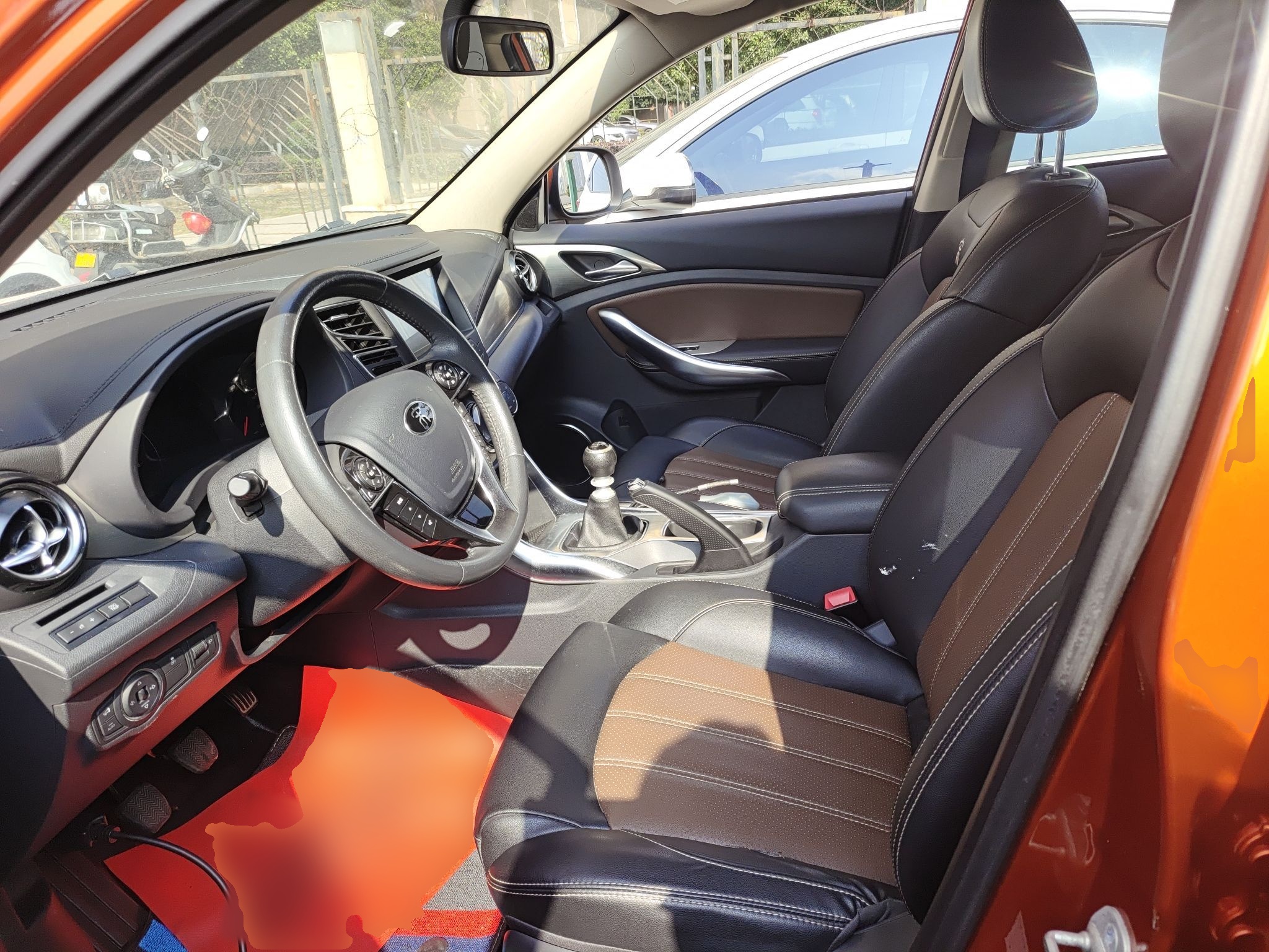 المقاعد الأمامية داخل السيارة