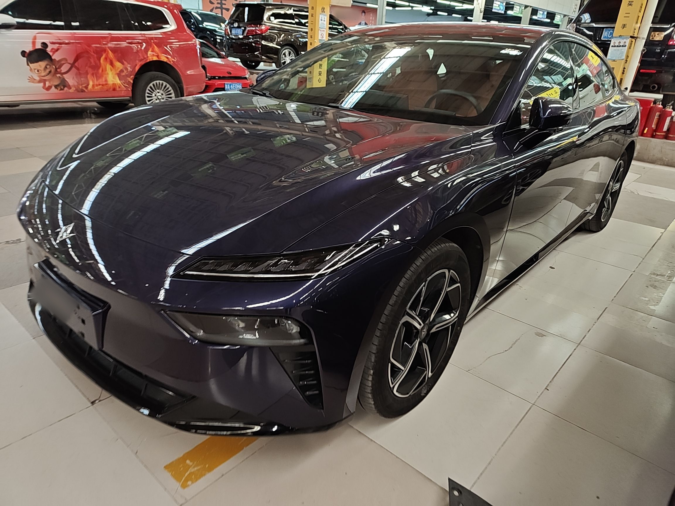 تحت مقدمة السيارة