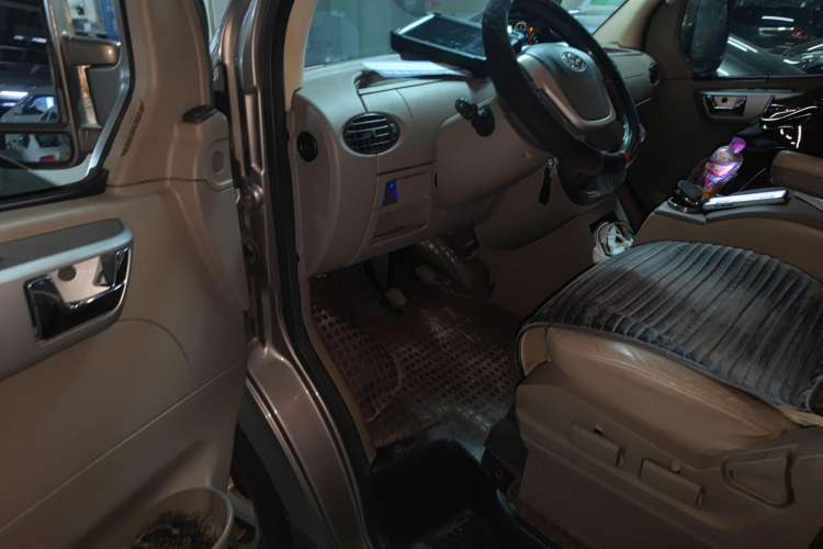 Used SAIC MAXUS Xintu V80 2015 2.5T Manual Zunjie Edition Short Wheelbase Low Roof
