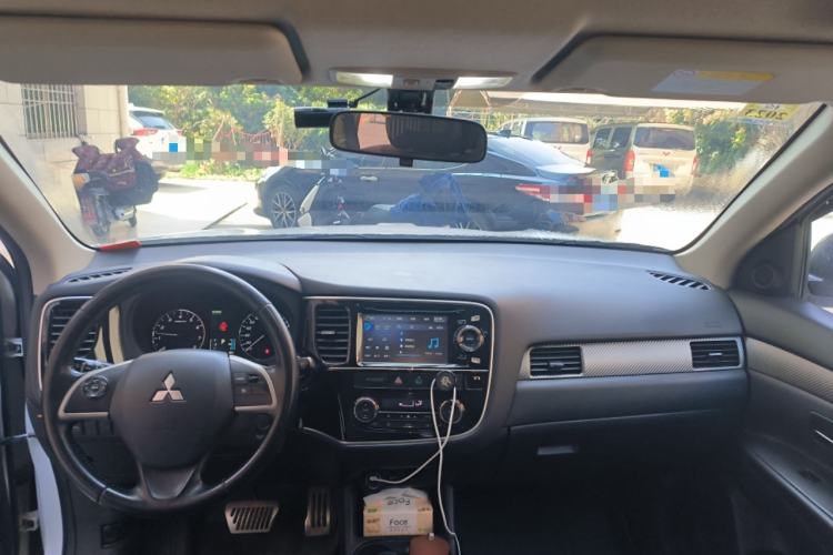 Used Mitsubishi Outlander 2014 2.4L 4x4 Deluxe Value Edition 7 Seats