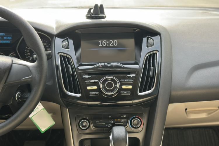 Used Ford Focus 2017 Sedan 1.6L Automatic Comfort Plus SmartDrive Edition Interior 8