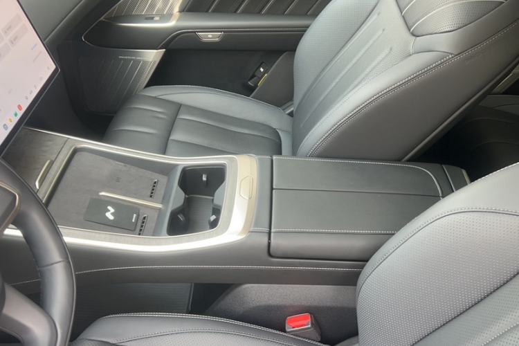 Used ONVO Luxeed L90 2025 Model—Max Six-Seater Version
