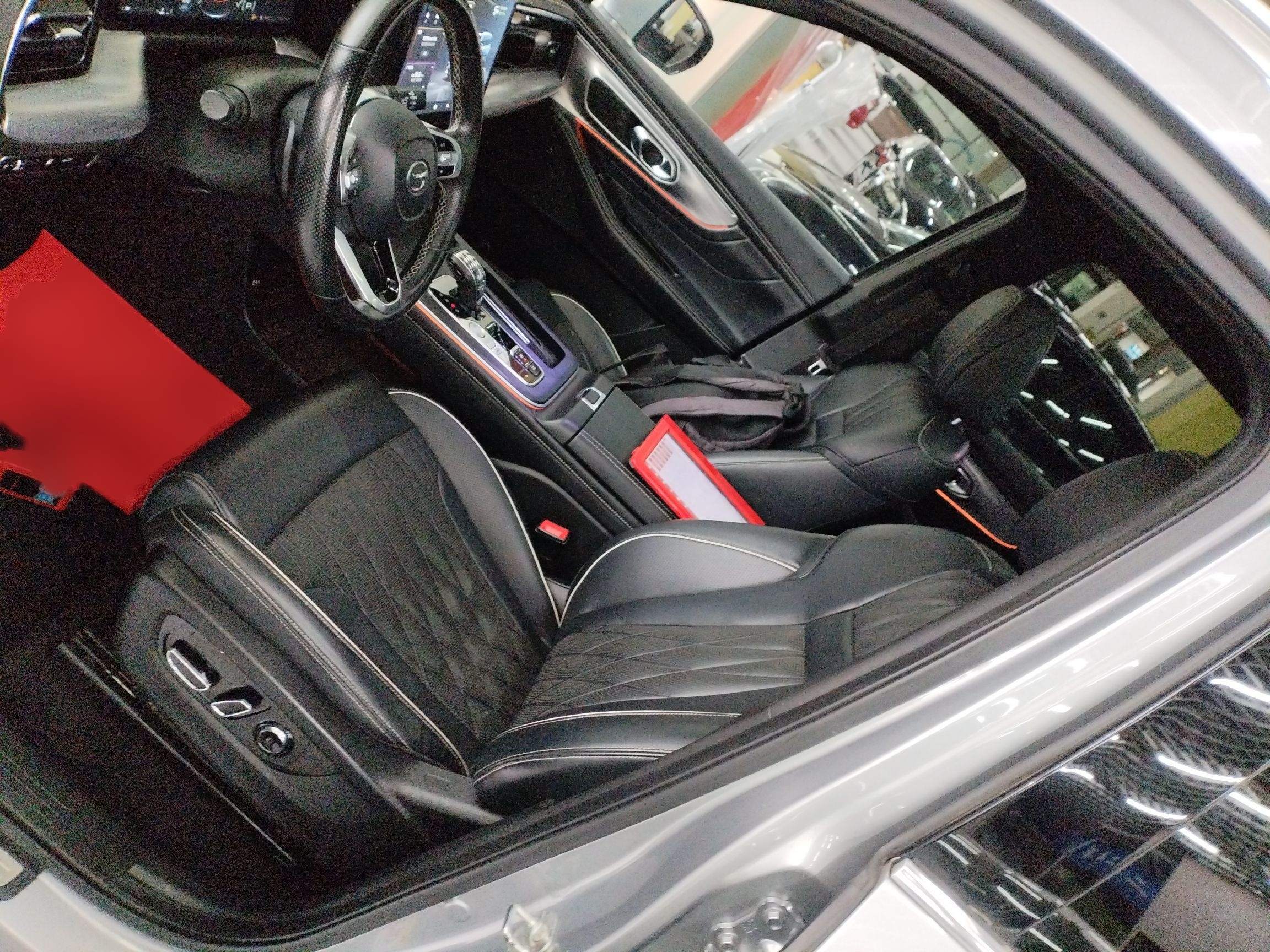 Переднее сиденье в автомобиле