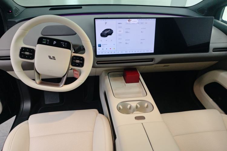 Used Li Auto i6 2025 Model Two-Wheel-Drive Standard Type Center Console