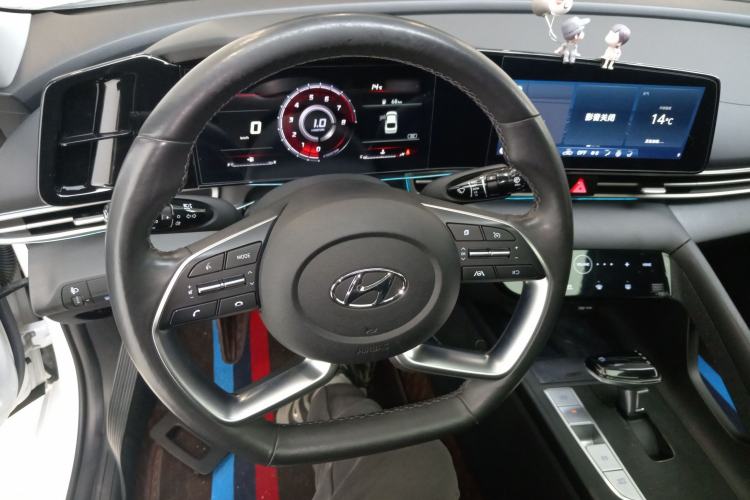 Used Hyundai Elantra 2021 1.5L CVT LUX Prestige Edition Steering Wheel