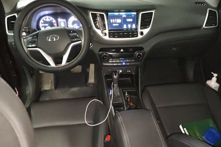 Used Hyundai Tucson 2018 1.6T Dual-Clutch Two-Wheel Drive 15th Anniversary Special Edition Center Console