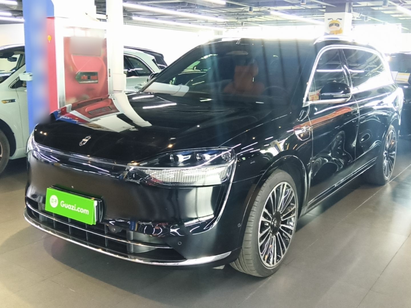 Unter der Vorderseite des Autos