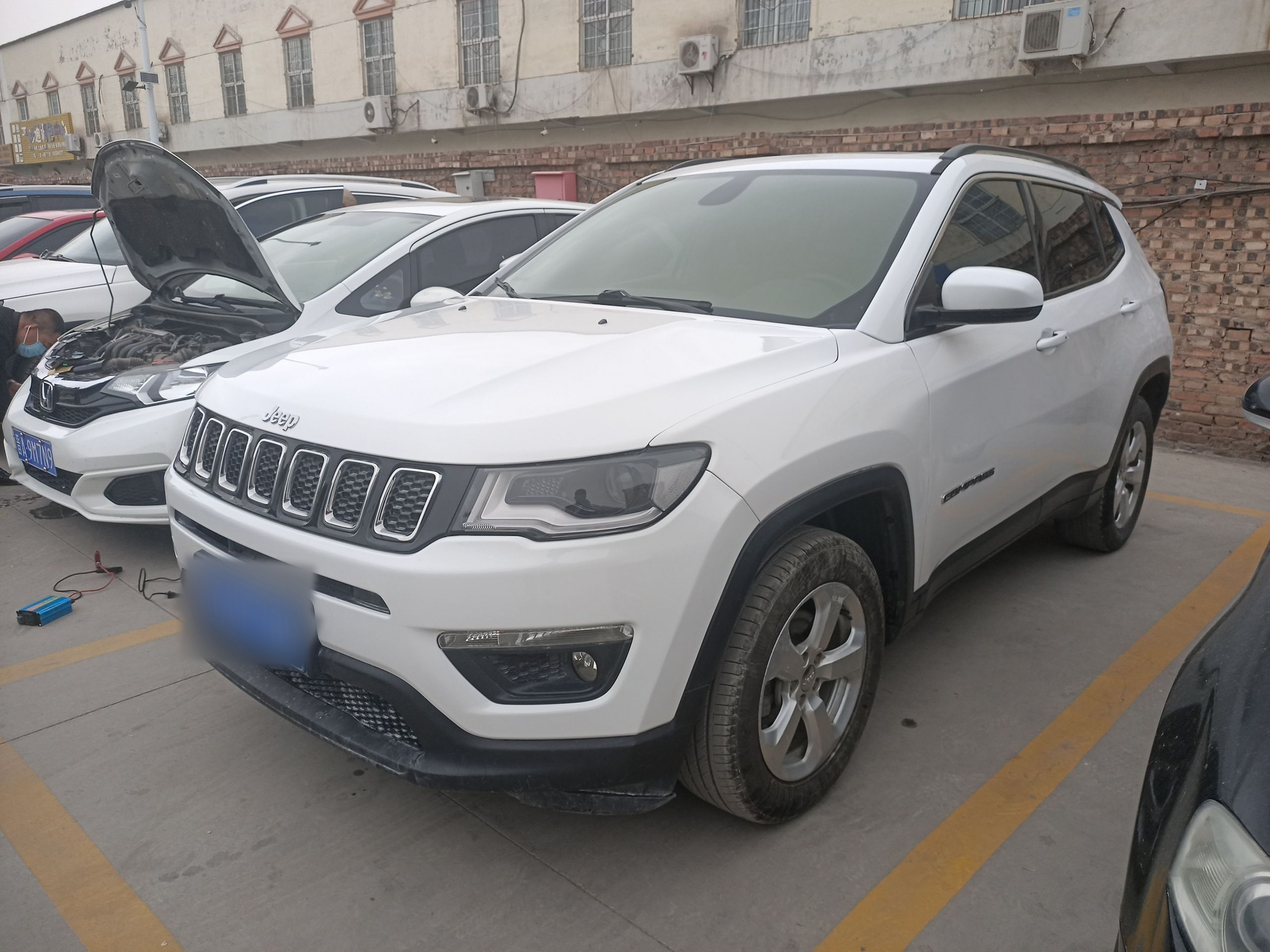 Под передней частью автомобиля