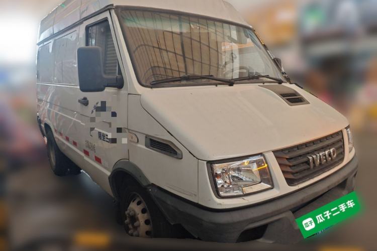 Used Iveco Daily 2017 2.8T V35 Box Truck 3 Seats 43S5
