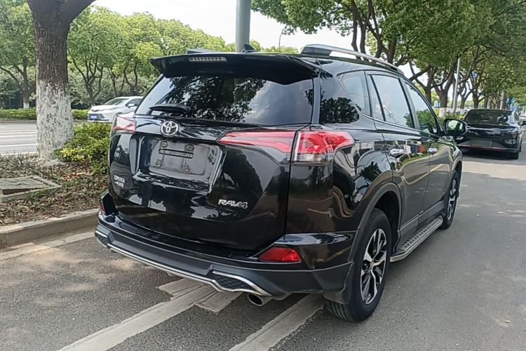 Used Toyota RAV4 2016 2.0L CVT Two-Wheel Drive Fashion Edition China V Standard Rear Right 45 Deg