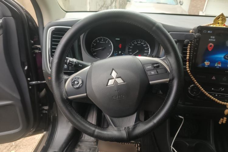Used Mitsubishi Outlander 2014 2.4L 4x4 Deluxe Value Edition 5 Seats Steering Wheel
