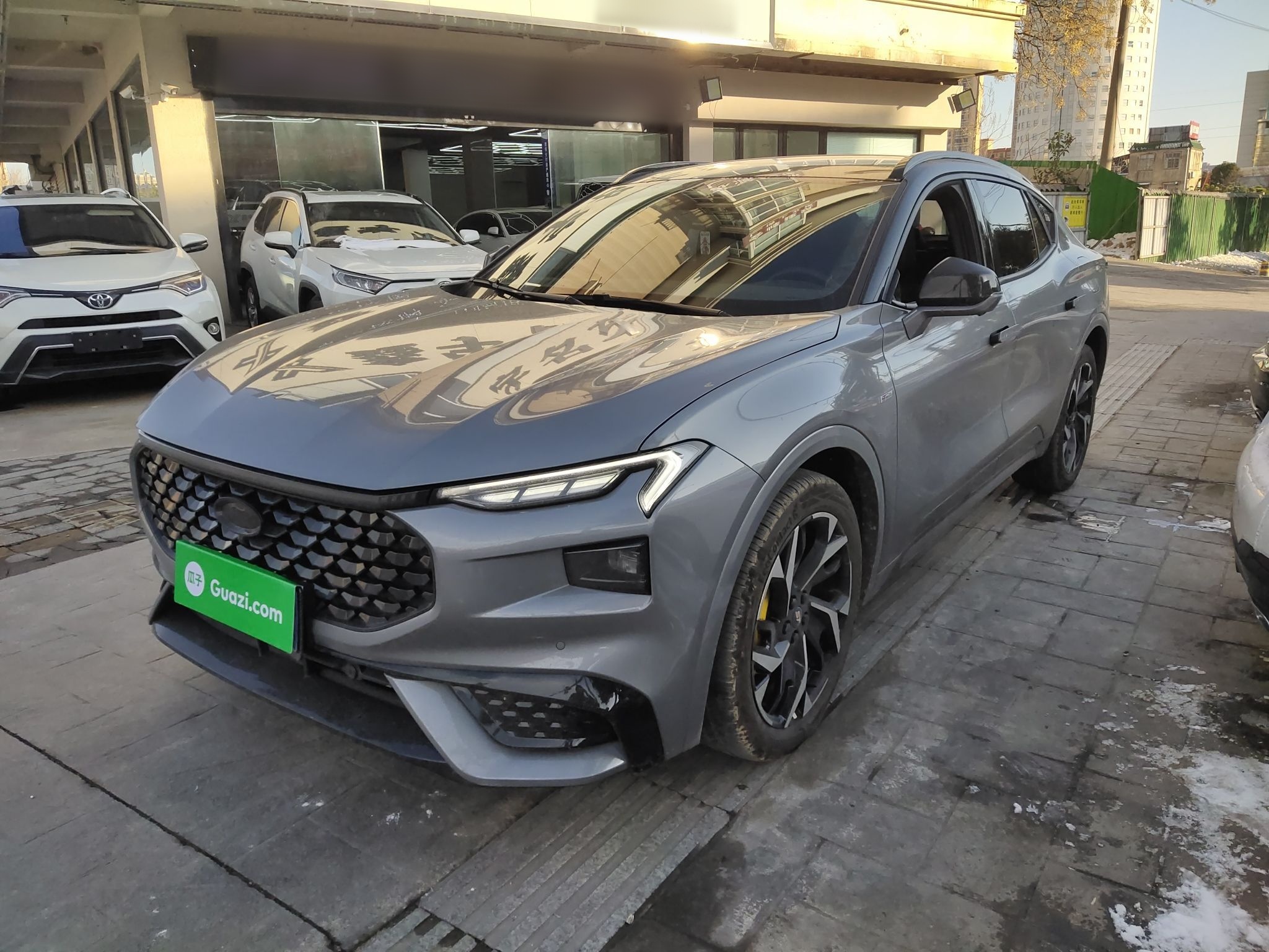 تحت مقدمة السيارة