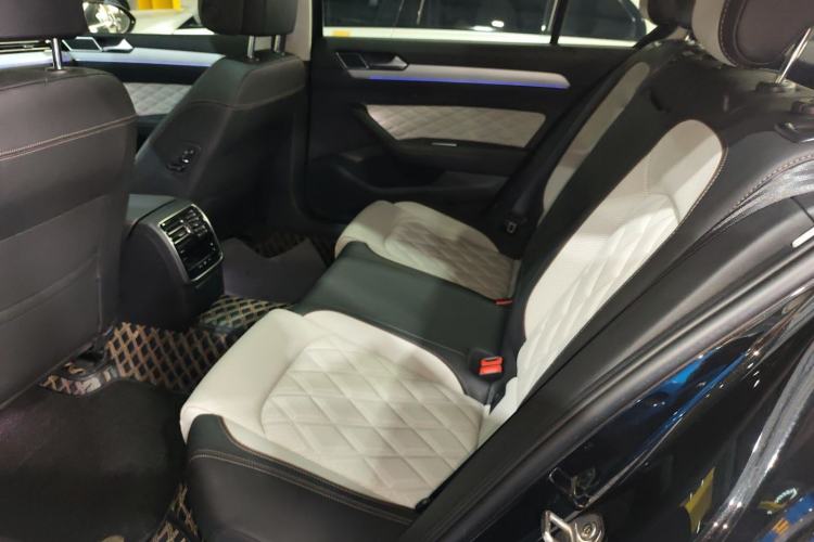 Used Volkswagen Magotan 2024 2 Million Units Zhongxiang Version 330TSI DSG Luxury Edition Left Rear Seat