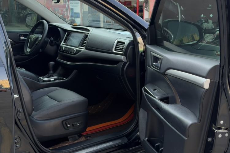 Used Toyota Highlander 2017 2.0T Four-Wheel Drive Luxury Edition 7 Seats Interior 3