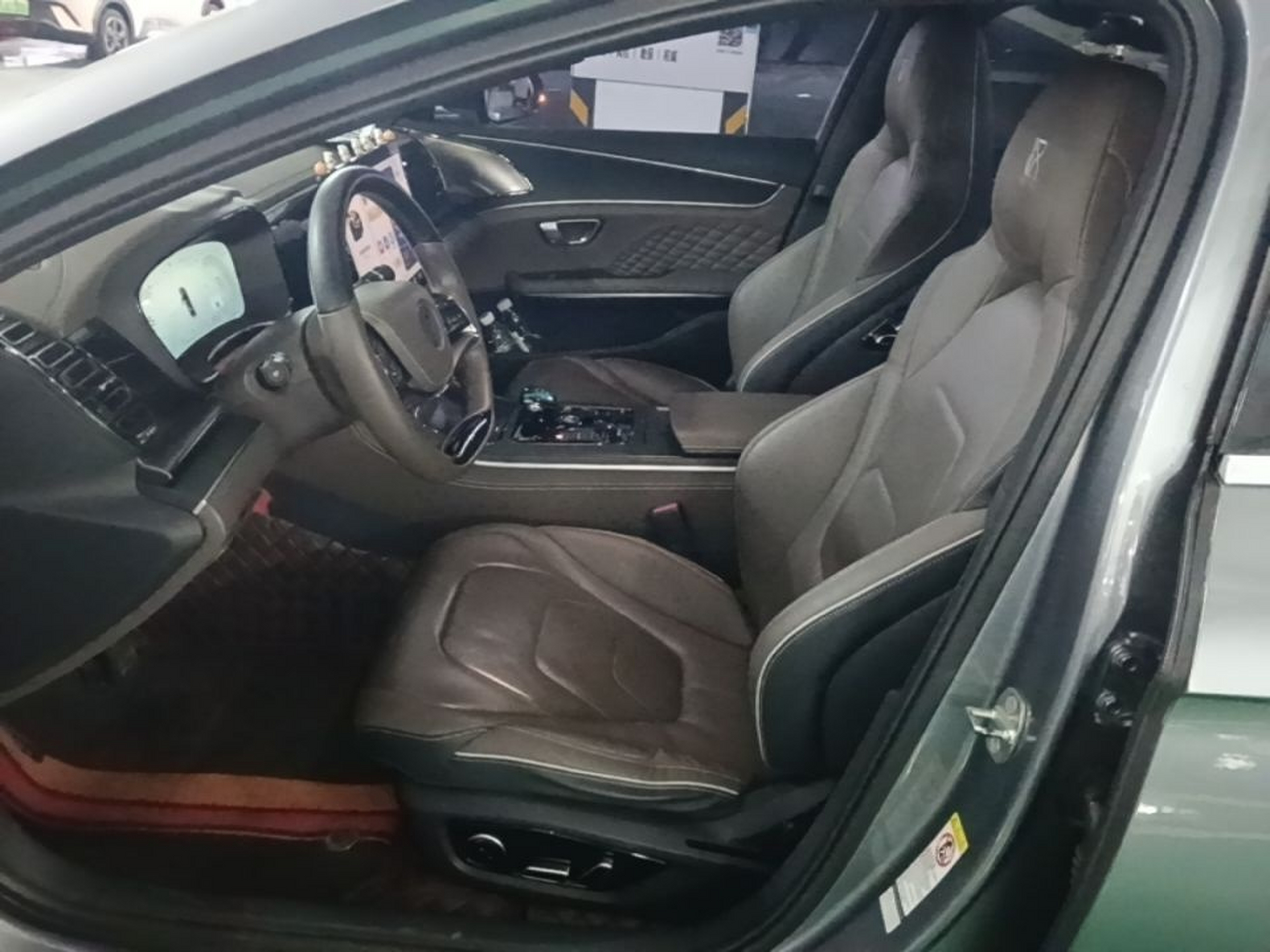 Переднее сиденье в автомобиле