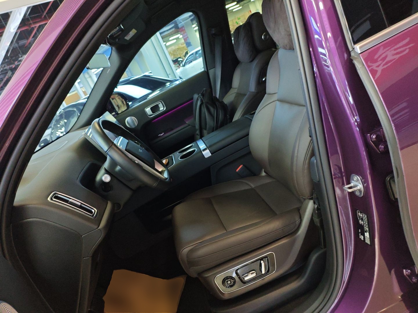 المقاعد الأمامية داخل السيارة