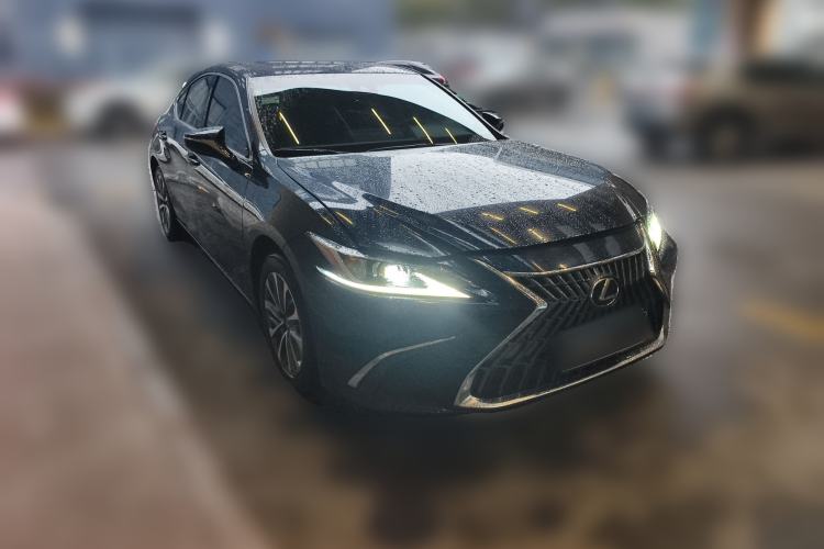 Used Lexus ES 2021 260 Excellence Edition Front Right 45 Deg