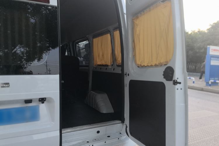 Used JMC Fushun 2023 2.0T Automatic Short-Wheelbase Mid-Top Commercial Multi-Purpose 6-Seater Passenger Vehicle Trunk