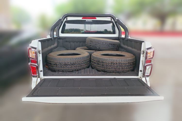 Used Isuzu D-MAX 2023 2.5T Manual 4x4 Diesel Flagship Version Standard Wheelbase Trunk