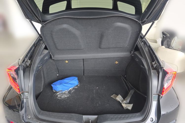 Used Toyota C-HR 2018 2.0L Luxury Sunroof Version China VI Standard Trunk