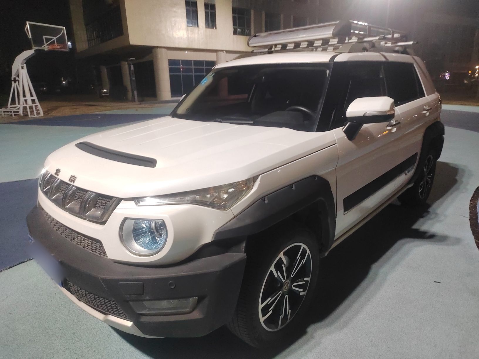 تحت مقدمة السيارة