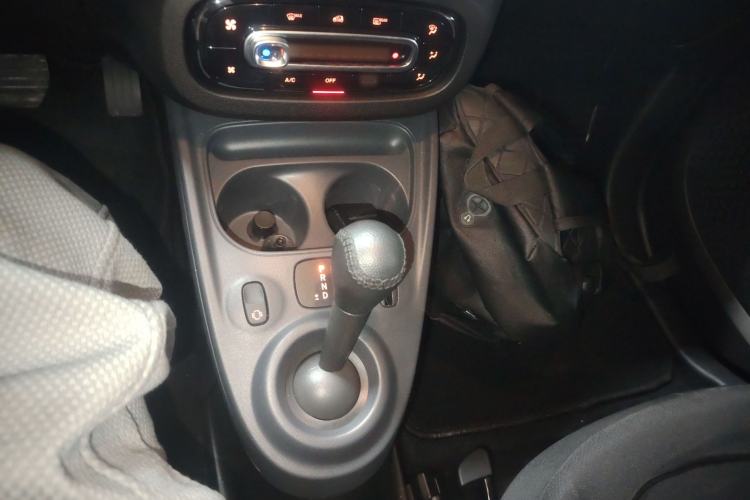 Used smart fortwo 2015 1.0L 52 kW hardtop Dynamic version