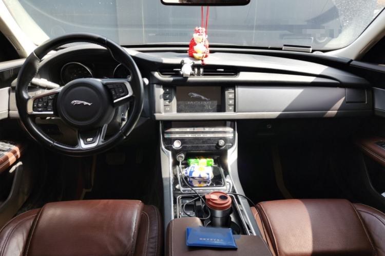 Used Jaguar XF 2016 XF 2.0T Two-Wheel-Drive R-Sport Sport Edition Center Console