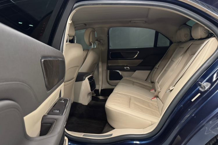 Used Lincoln Continental 2017 2.0T Two-Wheel Drive Deluxe Edition Interior 8