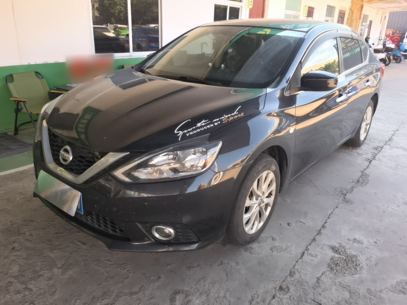 Под передней частью автомобиля