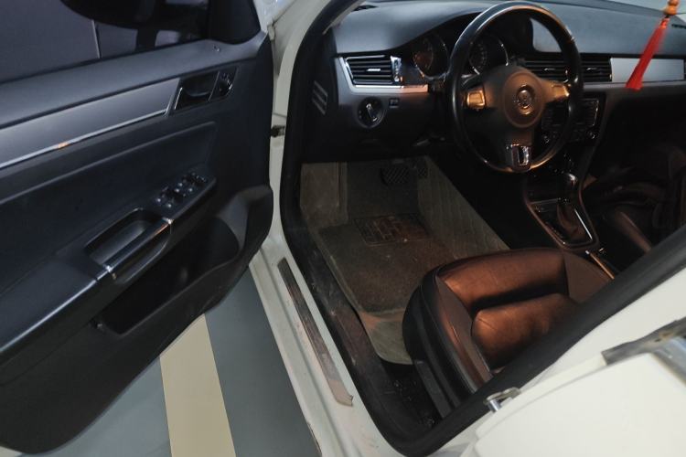 Used Volkswagen Bora 2015 Value Edition 1.6L Automatic Comfort Version Interior 3