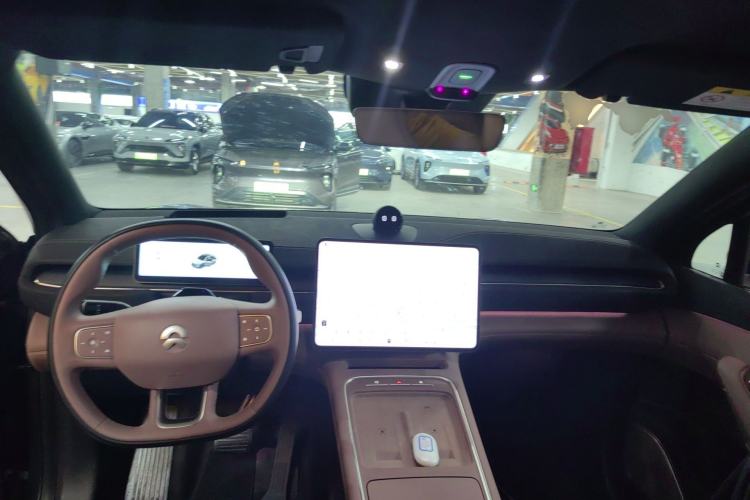 Used Nio EC6 2025 75 kWh Center Console