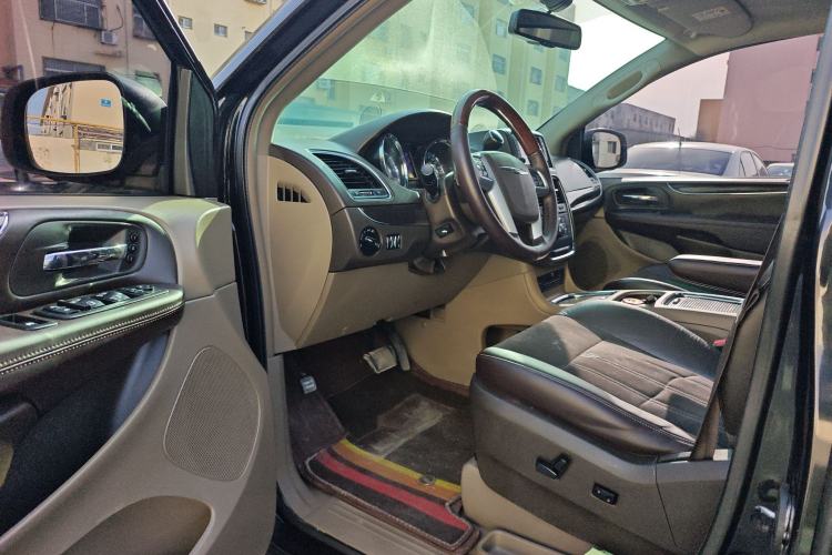 Used Chrysler Grand Voyager 2013 3.6L Luxury Edition Driver Seat