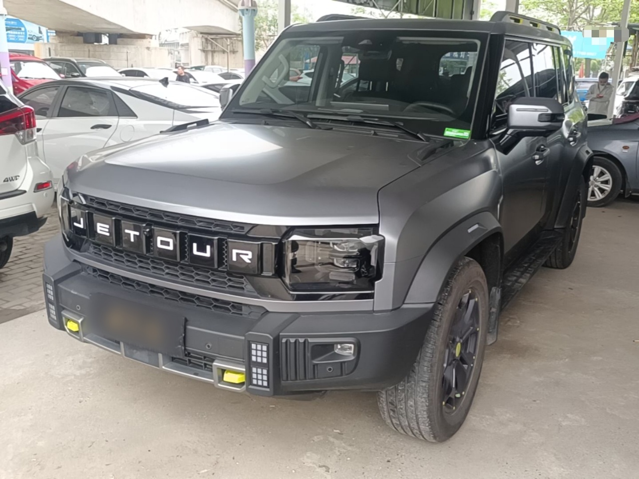 تحت مقدمة السيارة