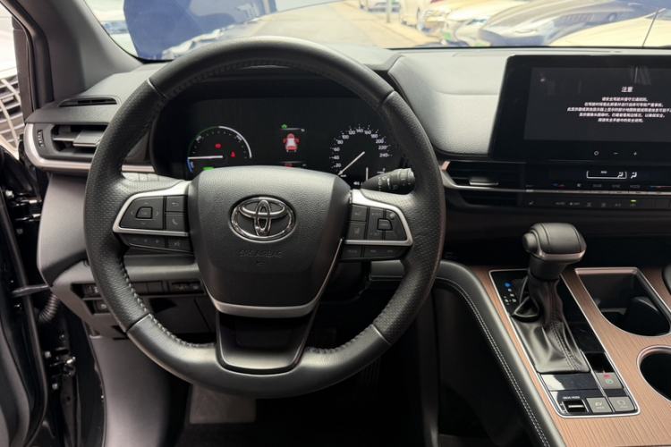 Used Toyota Sienna 2024 2.5L Hybrid Luxury Edition