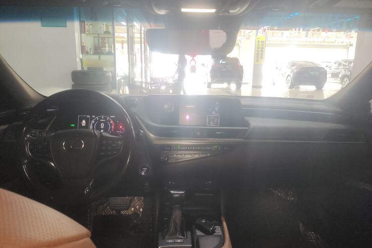 Used Lexus ES 2020 300h Premier Edition