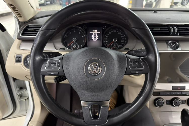 Used Volkswagen Magotan 2015 1.8TSI Advanced Model Interior 3