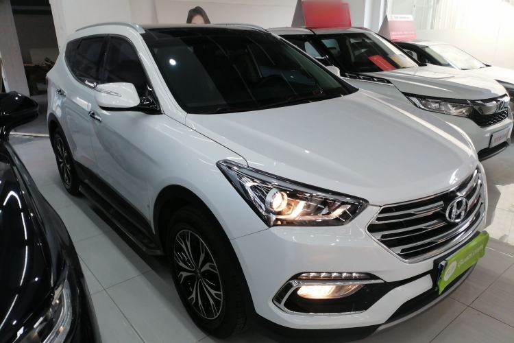 Used Hyundai Santa Fe 2017 2.0T Automatic All-Wheel Drive Smart 7-Seater Front Right 45 Deg