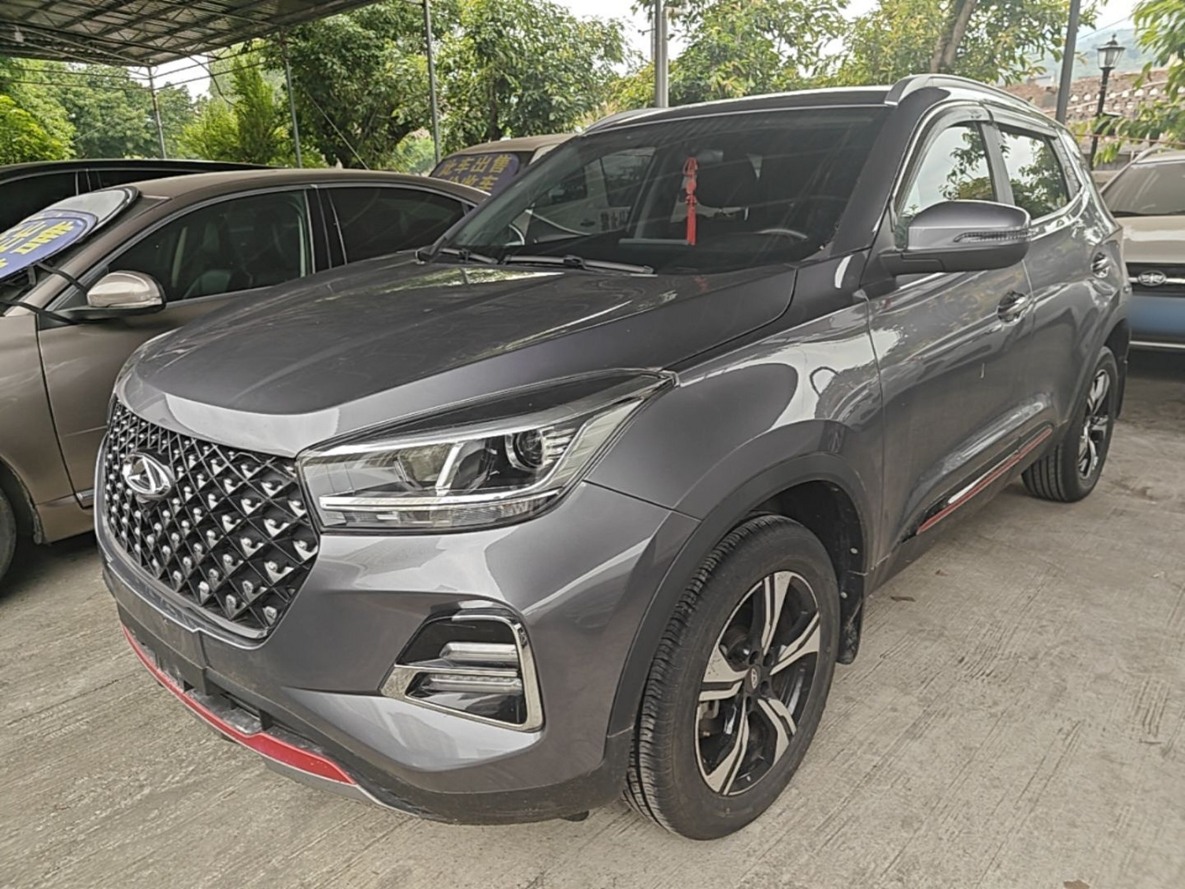 Под передней частью автомобиля