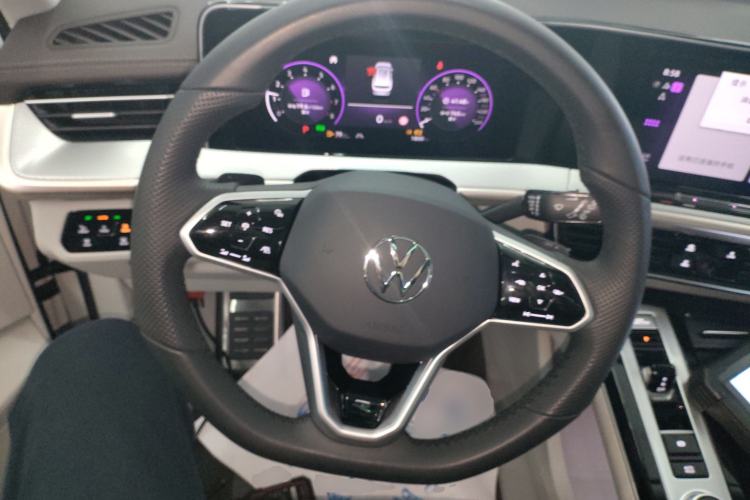 Used Volkswagen Tavendor 2024 380TSI All-Wheel-Drive R-Line Cruise Premium Edition Steering Wheel