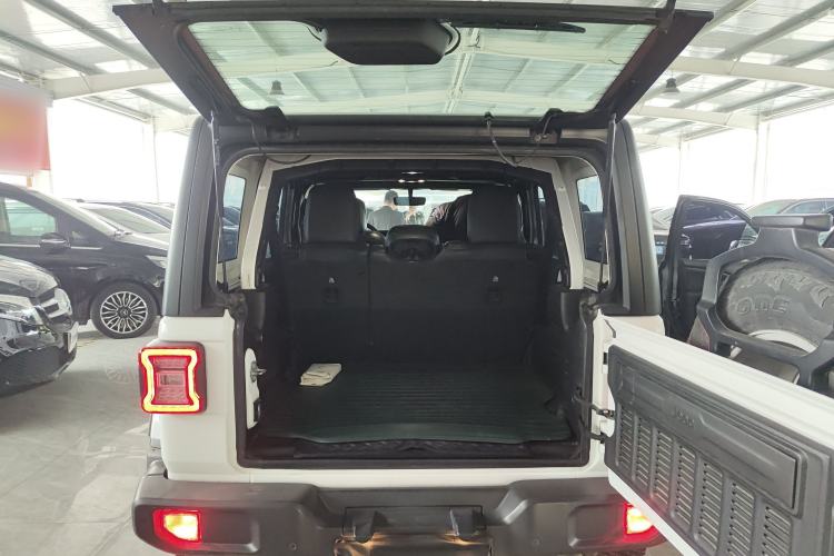 Used Jeep Wrangler 2019 2.0T Sahara Four-Door Version China VI Emission Standard