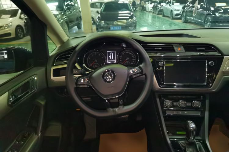 Used Volkswagen Touran 2016 Volkswagen Touran L 280TSI DSG Comfort Edition
