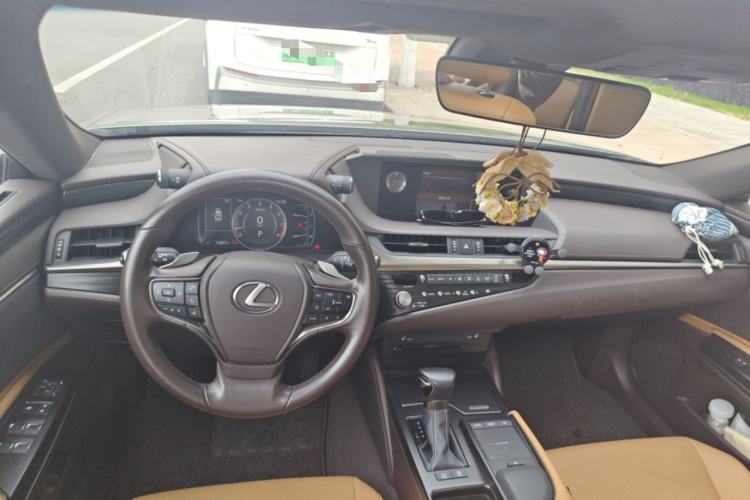Used Lexus ES 2020 260 Excellence Edition Center Console