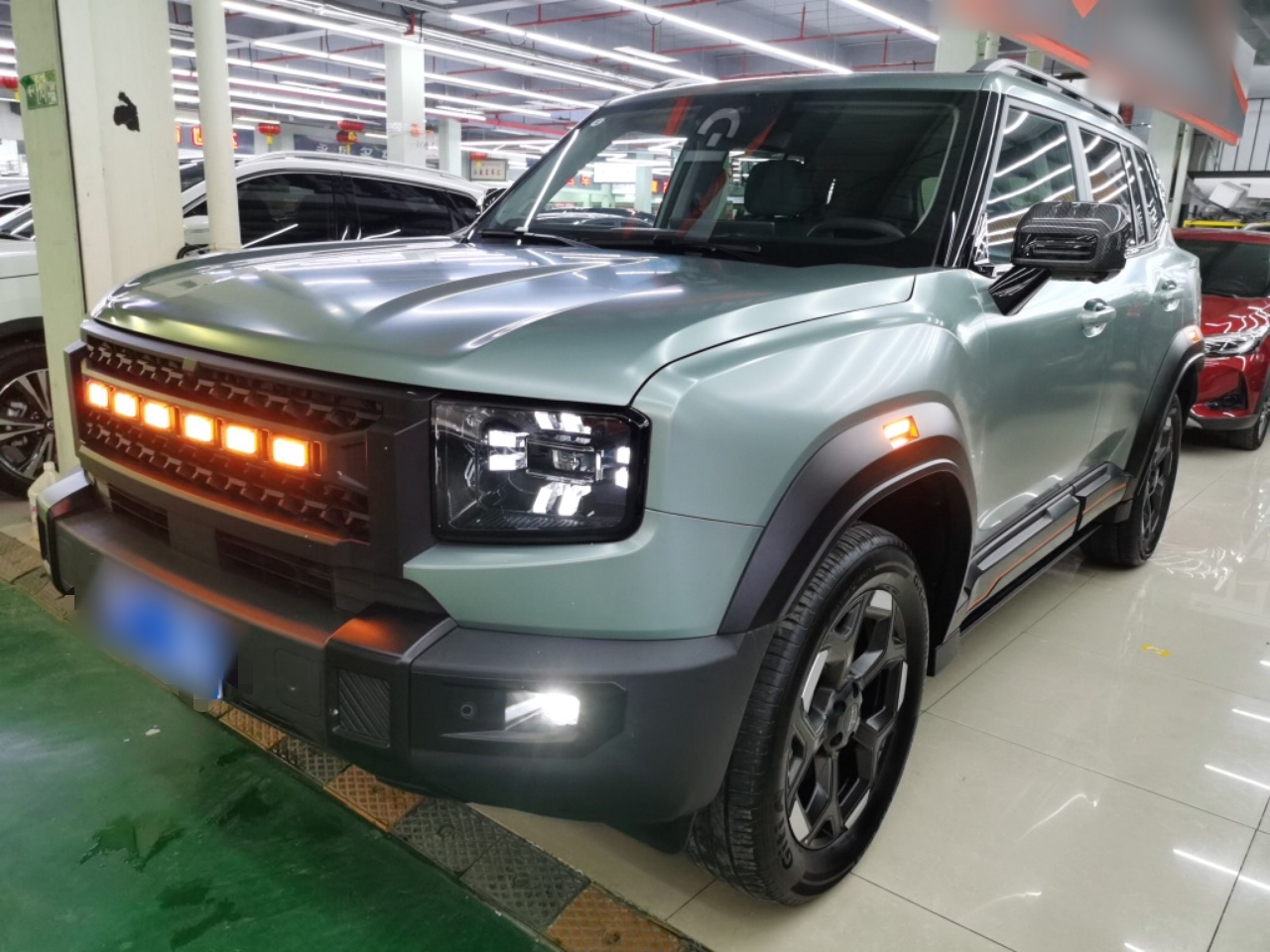 تحت مقدمة السيارة