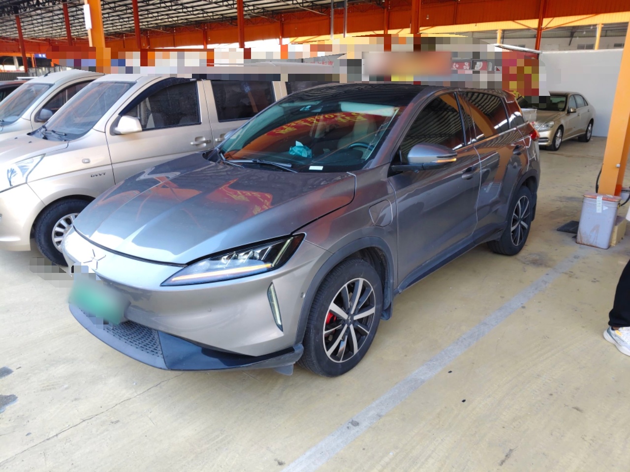 Под передней частью автомобиля