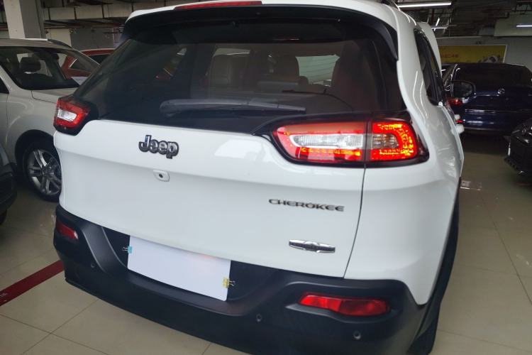 Used Jeep Cherokee 2016 2.0L Superior Edition