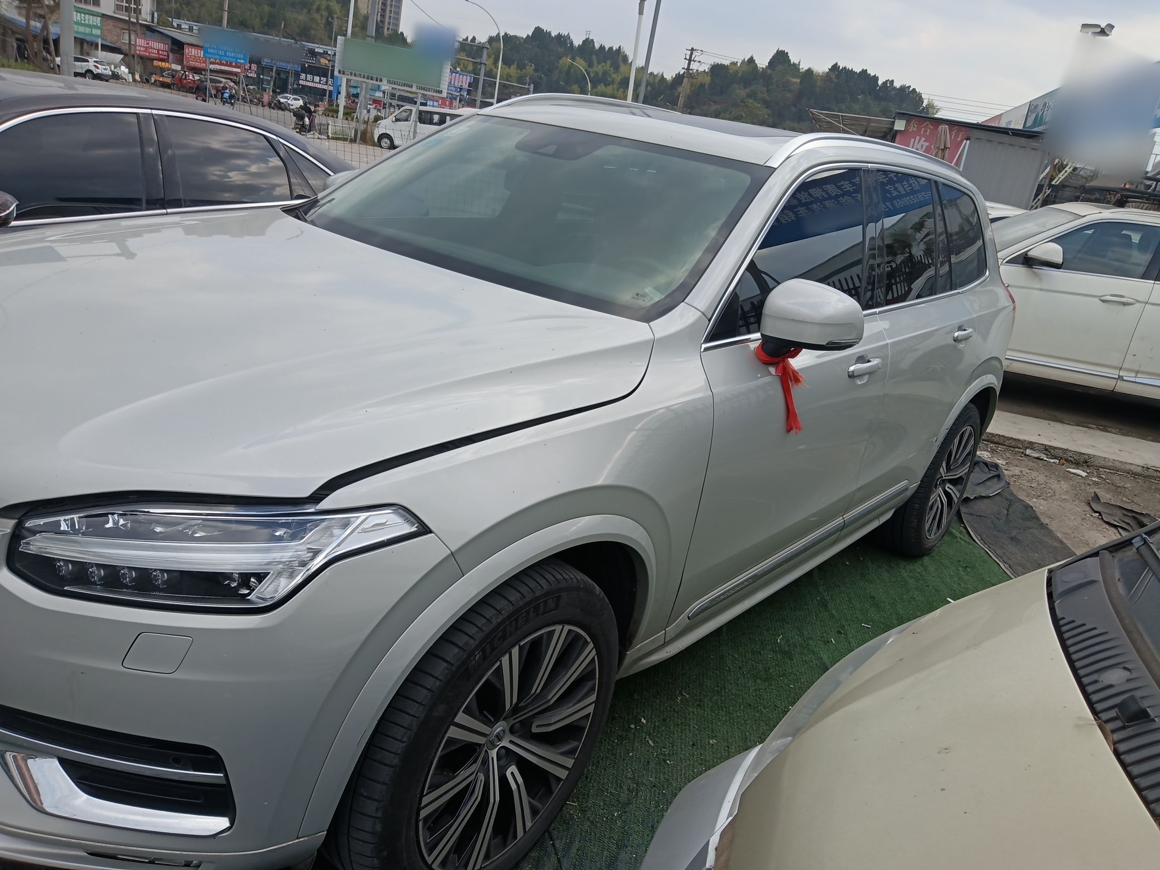 تحت مقدمة السيارة