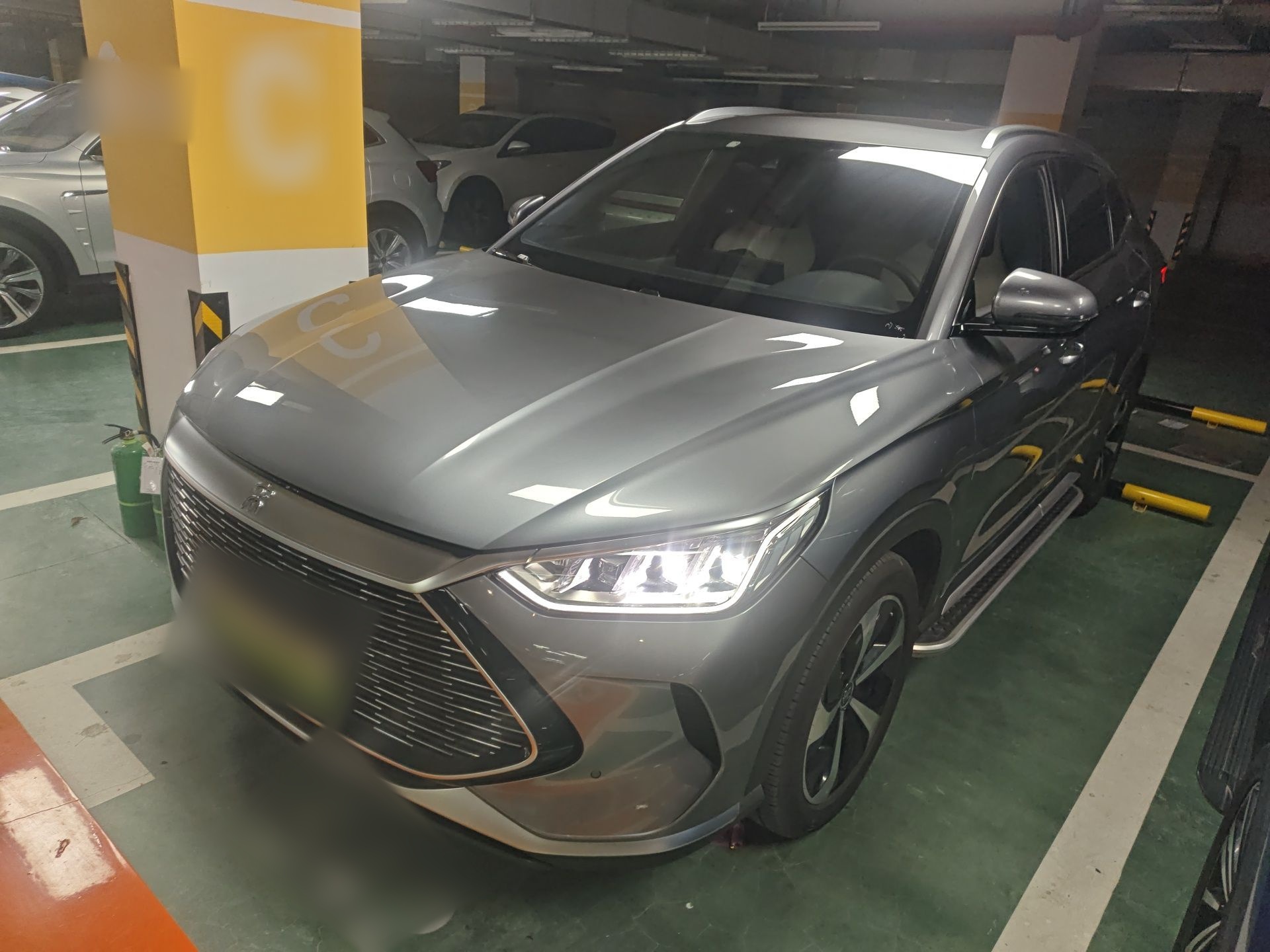 تحت مقدمة السيارة