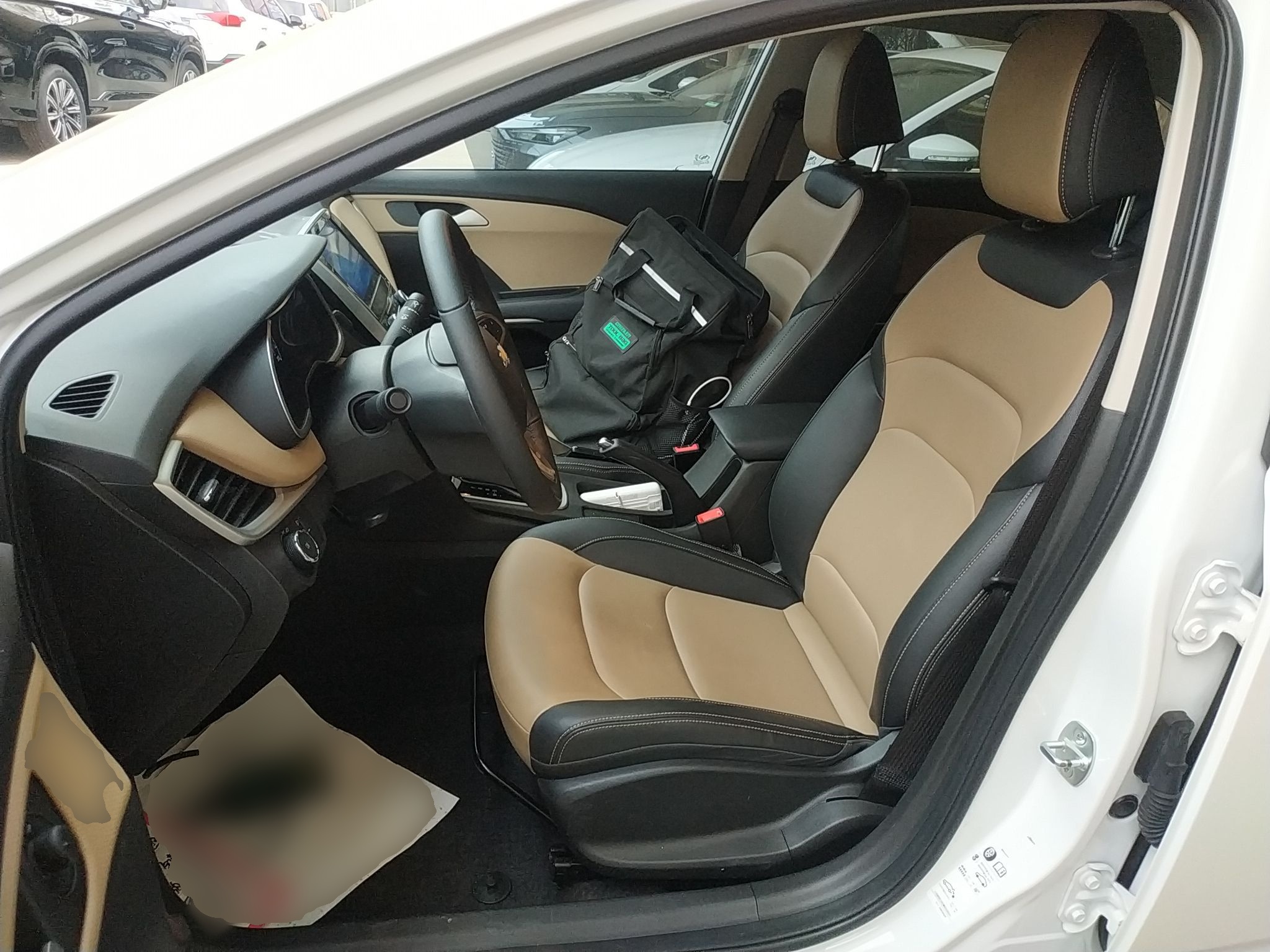 المقاعد الأمامية داخل السيارة