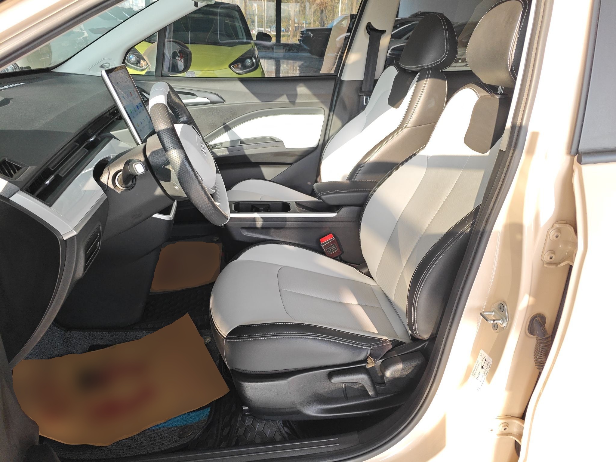 المقاعد الأمامية داخل السيارة