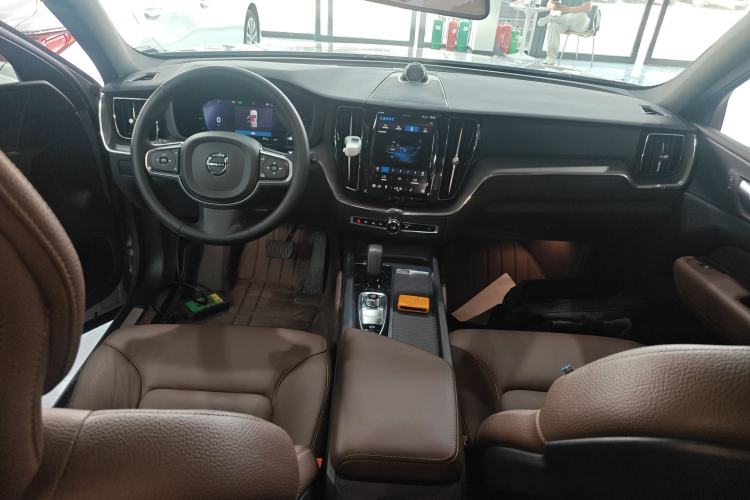 Used Volvo XC60 2023 B5 4x4 Smart Luxury Edition Center Console